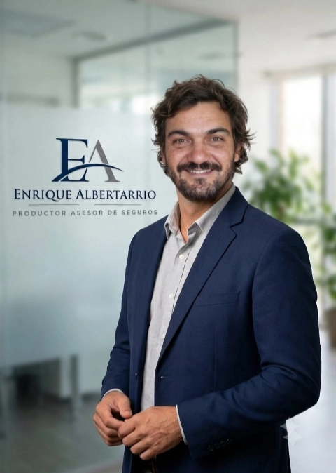 Retrato de Enrique Albertarrio, Productor Asesor de Seguros, en su oficina